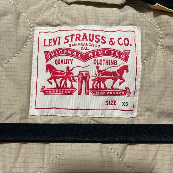Levi’s women’s MARLOWE OVERSIZED REVERSIBLE SHERPA Quilted JACKET - Picture 7 of 16